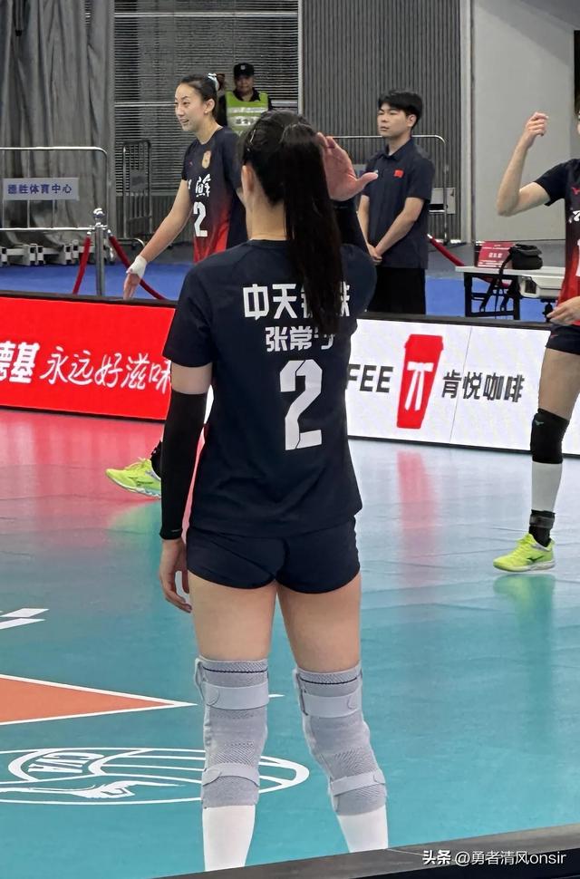 张常宁现身女排锦标赛, 耐心给粉丝签名人气超高, 脸又小又精致好美