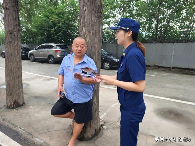 湖北襄阳：一张传单传安全 消防宣传走进公园广场