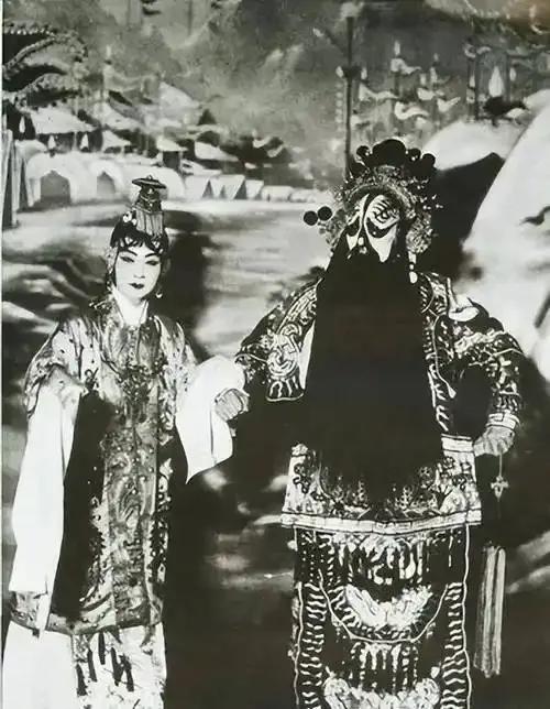 两女共侍一夫，姐妹关系情同手足，生前三人同行，死后三人葬同穴