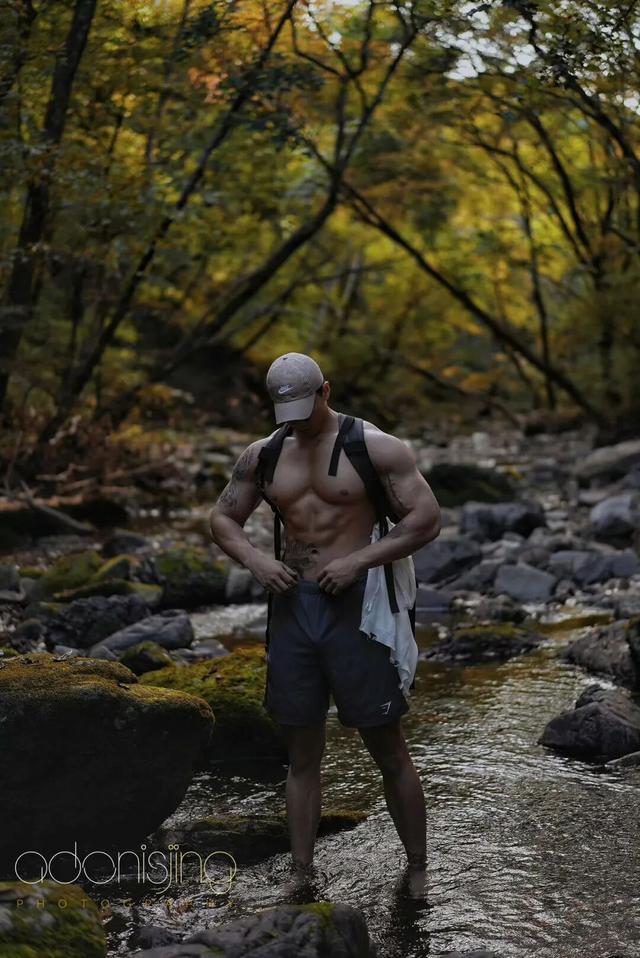 身高187的健身肌肉男网红，野外写真秀身材颜值，简直绝绝子