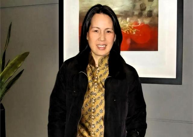 赖昌星前妻曾明娜现状：独居3000平老宅，种花做饭，活成人生赢家