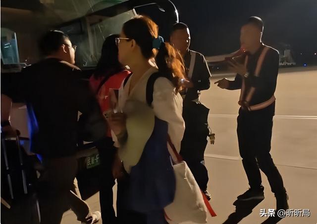 西宁机场惊魂3分钟！乘客集体砸窗逃生，机场公布视频激怒全网