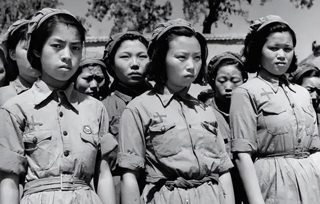 国民党女兵罕见老照片，一点不像电视中的女特务，图4挺漂亮