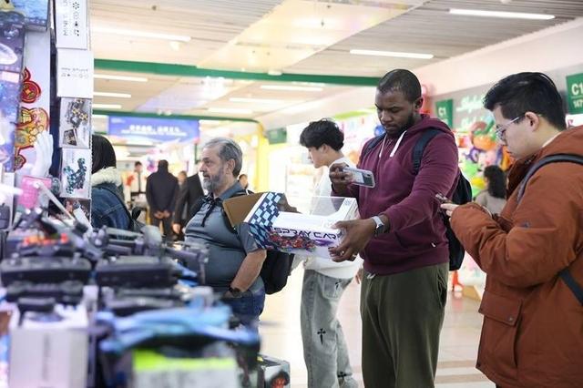 中美差距太明显！美国游客实地体验后：中国比美国厉害多了