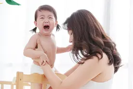 为啥宝宝看到“某人”就大哭？老一辈或许不懂，但父母要心中有数图片