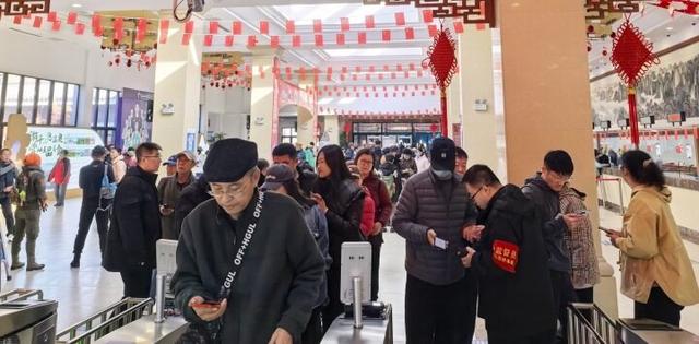 千山免票首日 鞍山市民纷纷打卡