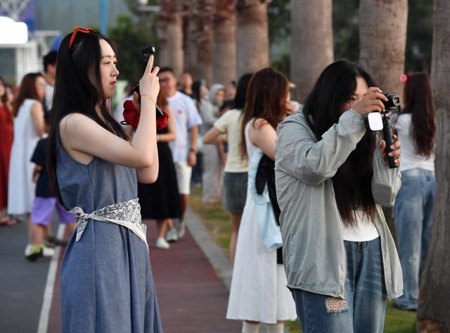 凌晨4点人山人海！东钱湖“小加州”成年轻人打卡地