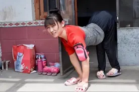 “爬行妈妈”董明英：嫁给大22岁光棍，不听劝3年生俩，后来如何图片