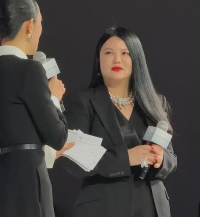 李湘机场照火了！身材又胖了一圈，走路时连肉都在抖动！喜感十足