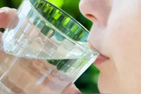 排尿很黄、异味很大？身体向你暗示的这8件事，一定要留意图片