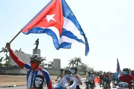 美国引起众怒！古巴5万人走上街头抗议，要求归还关塔那摩领土图片