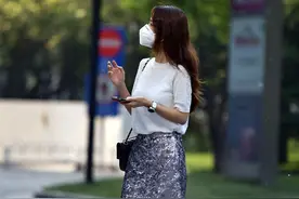 厚实的黑色丝袜，搭配尖头细跟鞋，低跟的设计风格图片