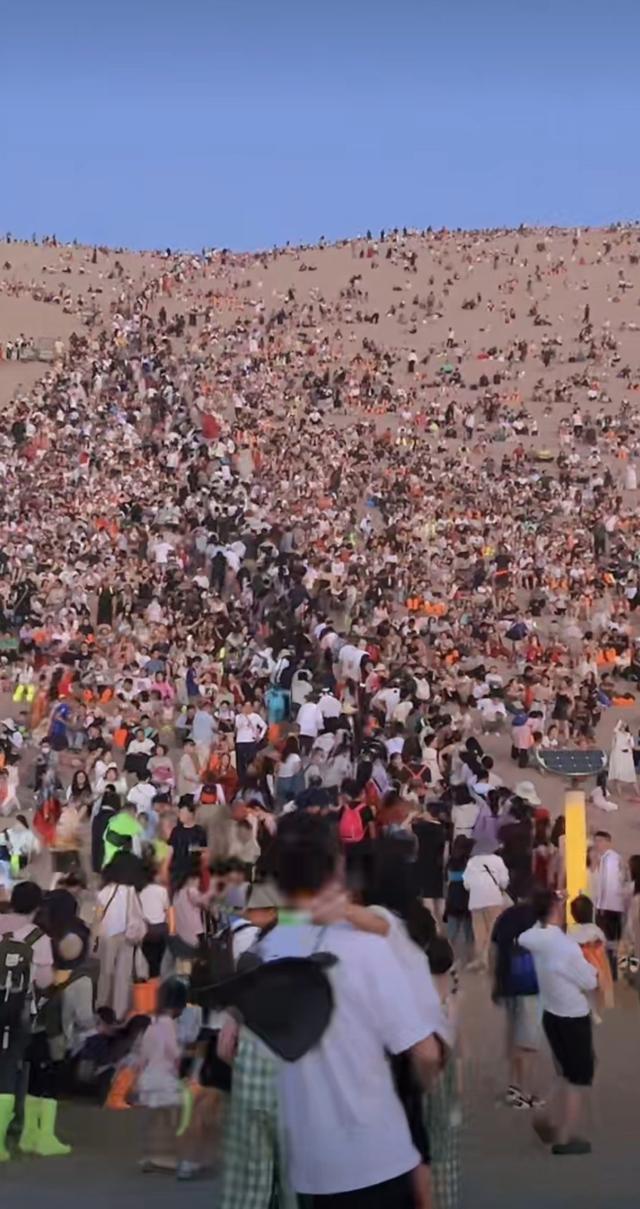 国庆敦煌鸣沙山，一眼望去人比沙子多！网友：西出阳关全是人