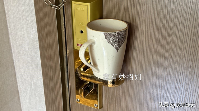 前台保洁提醒：住酒店时，一定要检查这“4个地方”，这是为啥？