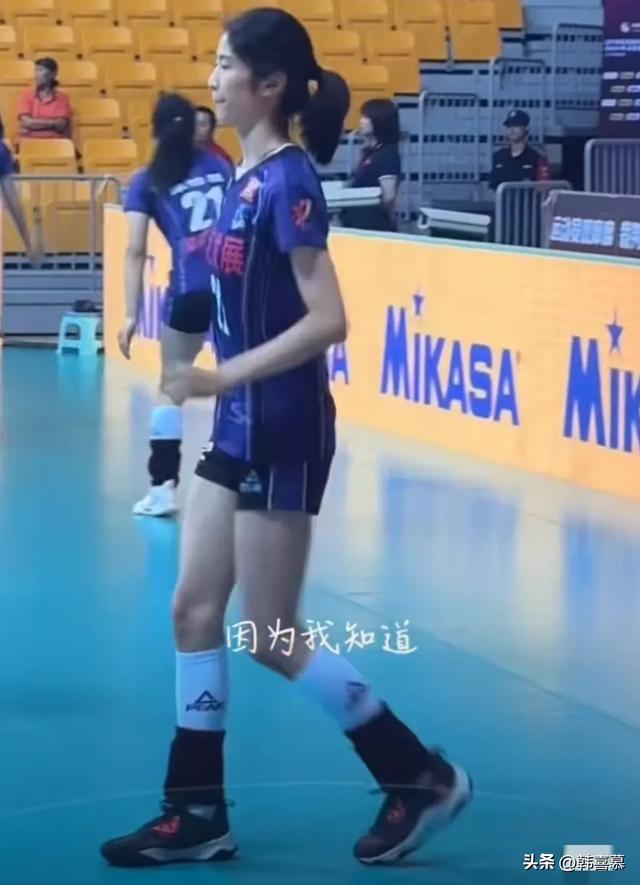 31岁朱婷回河南老家，豪车接送很低调，落选中国女排，她另有安排