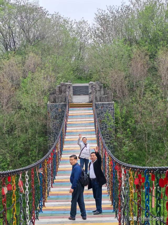 她乐乐地游，我遥遥地观