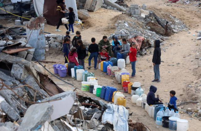 加沙停火后，人们在枪声与废墟中生活，但疯涨的物价生存仍是问题