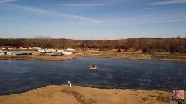 湖面上咋停了辆车，还成热门景点了？几百人来打卡，这得有多闲