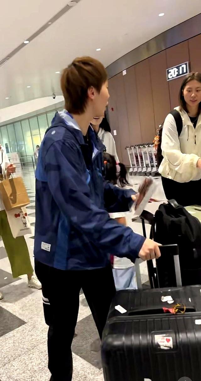 国乒落地北京，王曼昱收到小球迷送的蛋糕，为小球迷签名，林诗栋