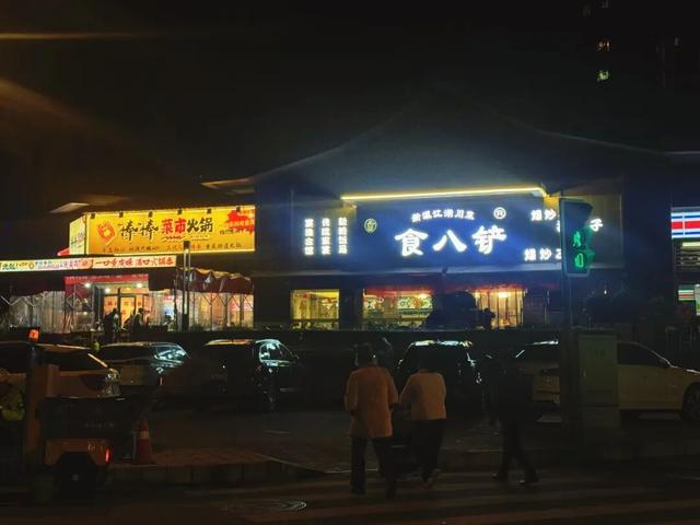 新津藏了条“似锦街”，一半金黄，一半滚烫