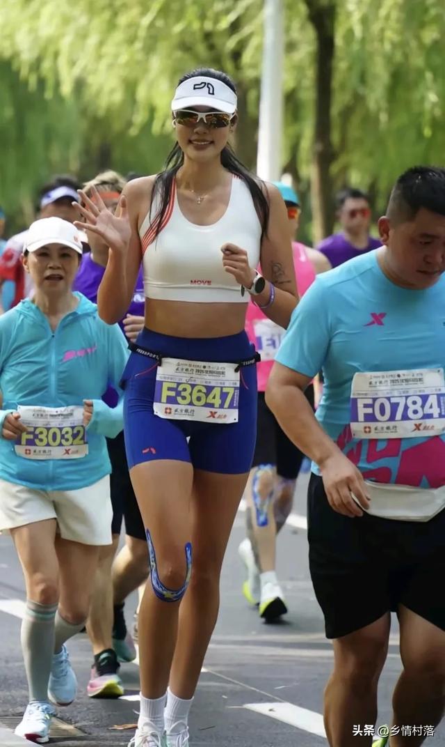 马拉松最美女运动员，身高目测190，体格高大，颜值超高，遭围观