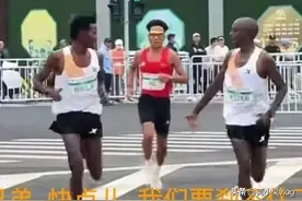 何杰马拉松夺冠，但国人却高兴不起，原因黑人选手这个动作有问题图片