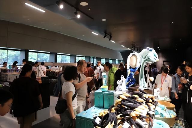 书店退潮，年轻人又冲去博物馆买文创了