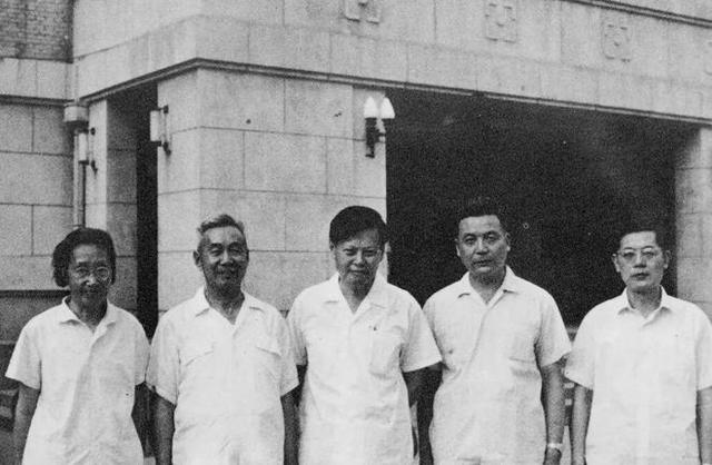 杨振宁百岁 “没负稼先”：从西南联大到八宝山公墓，友情满满！