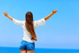 丈夫一直深爱着我的妹妹，我离开后，他却后悔了图片