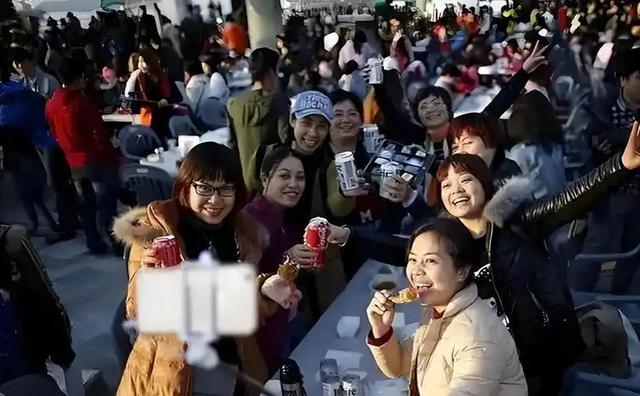 不去日本了！春节赴日游客暴跌50%，中国人把钱送给了这一邻国