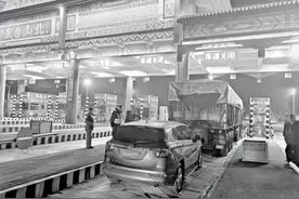 “瞻前”不“顾后”货车倒行撞上小轿车图片