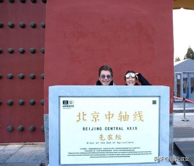 59岁巩俐带法国老公北京游玩，76岁雅尔帅气又多金，跟总统是朋友