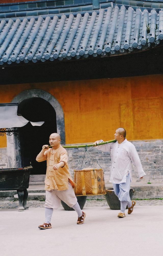 越扒越有！少林寺刚被调查不久，灵隐寺也上了热搜，方丈生活被曝