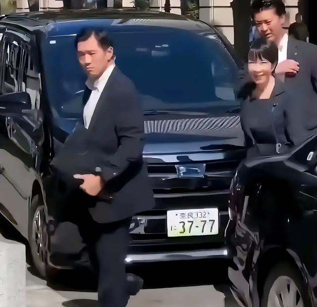高市早苗的车牌藏阴谋，拜鬼在路上？日本的野心藏不住了