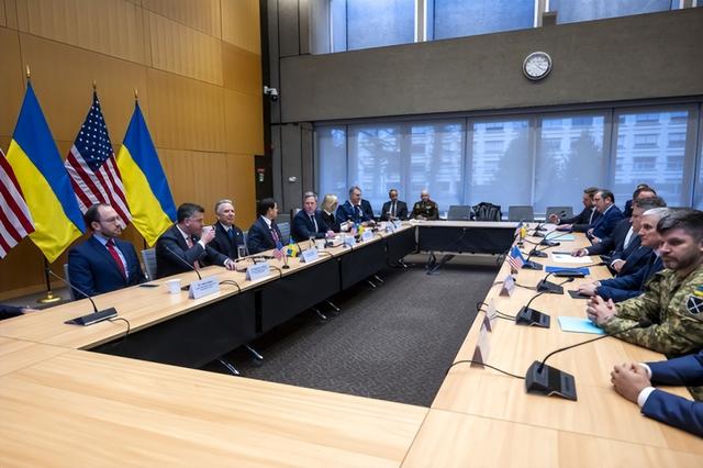 特朗普的28点和平计划	，竟是普京手笔？泽连斯基脑子像炸开了一般