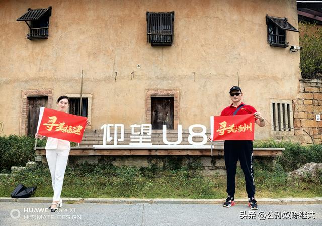 福建土楼此为珍，日昇楼内堪叹神：大埕水波盛，观光免走山路深！