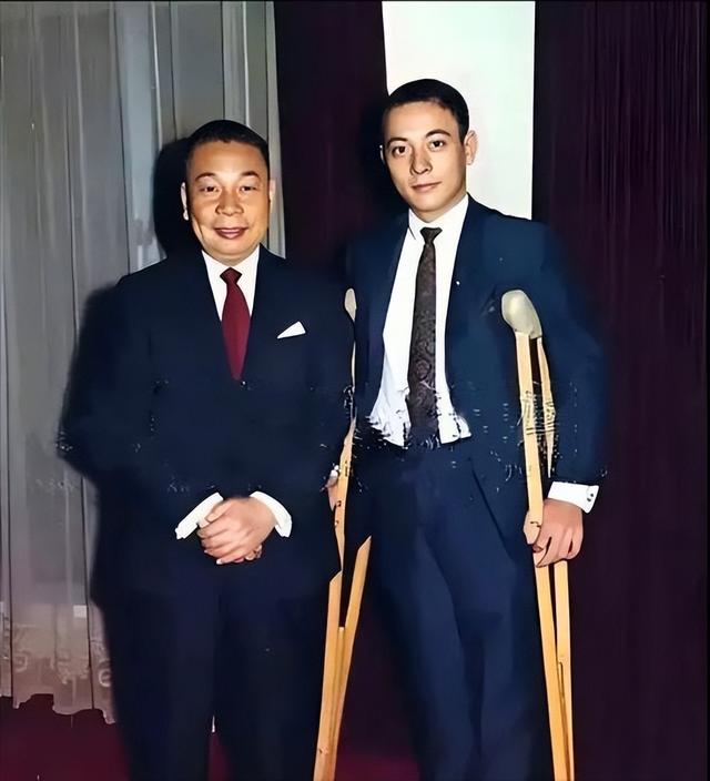 蒋介石80岁寿宴上，长孙蒋孝文与孙女蒋孝章合影，宛若金童玉女