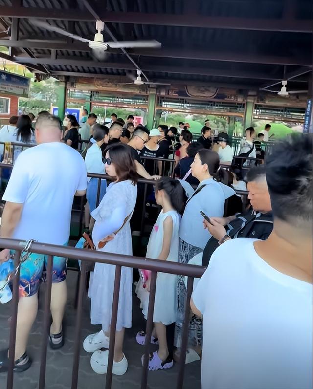 贵州文旅赢麻了！全国游客蜂拥而至，人潮汹涌，避暑胜地名不虚传