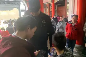 家长们过年都长点心吧！ 5岁小男孩驾驶电动玩具车勇闯高速收费站图片