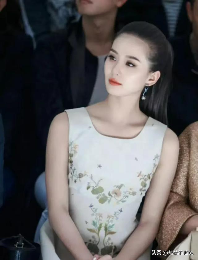 刘诗诗这个发型才是真正的大光明，还有人拿垫过的颅顶来比较