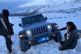 两对夫妻自驾川西被困雪地获救 获救者泪目：救援村民已筋疲力尽，还说背我们下山图片
