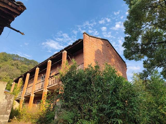 重庆巴南山中藏有一座荒废寺庙，破败不堪，门口石狮守护几百年