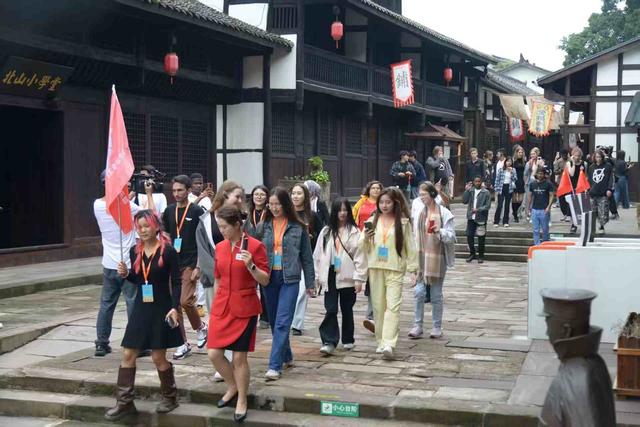 沉浸式打卡四川省广安文旅“三张名片”外籍游客齐赞：“广安，安逸！”