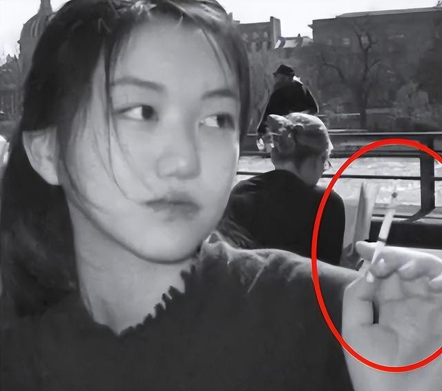 19岁李嫣跟老爸聚餐！手不离烟动作熟练，170cm身材干瘪太像王菲