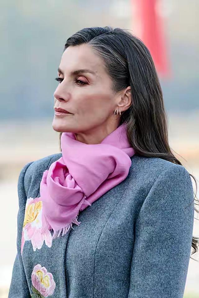 费利佩六世携王后抵达北京，莱蒂齐亚穿中式花朵外套，美丽有气质