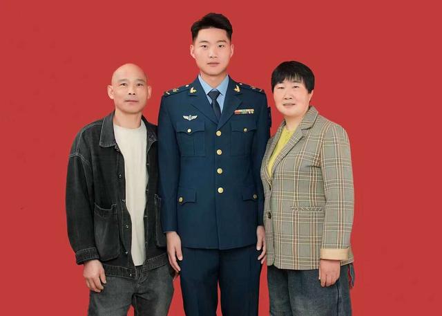 母亲说儿子参加九三阅兵是全家荣耀