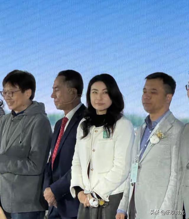 郭晶晶现身北京，穿小香风戴棉花手链和善大气，素颜胖出双下巴