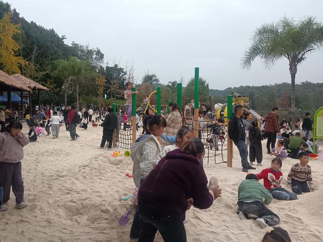 德阳市东湖山公园，周末沙池挤爆了！这遛娃顶流挖沙铲都抢不上