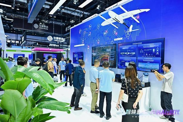 中国移动携“AI+”硬核科技亮相2025中国国际信息通信展