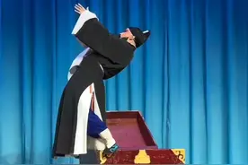 戏曲演员在方寸间表演高难度绝活 网友：这绝活慢放一百遍我都没看明白图片